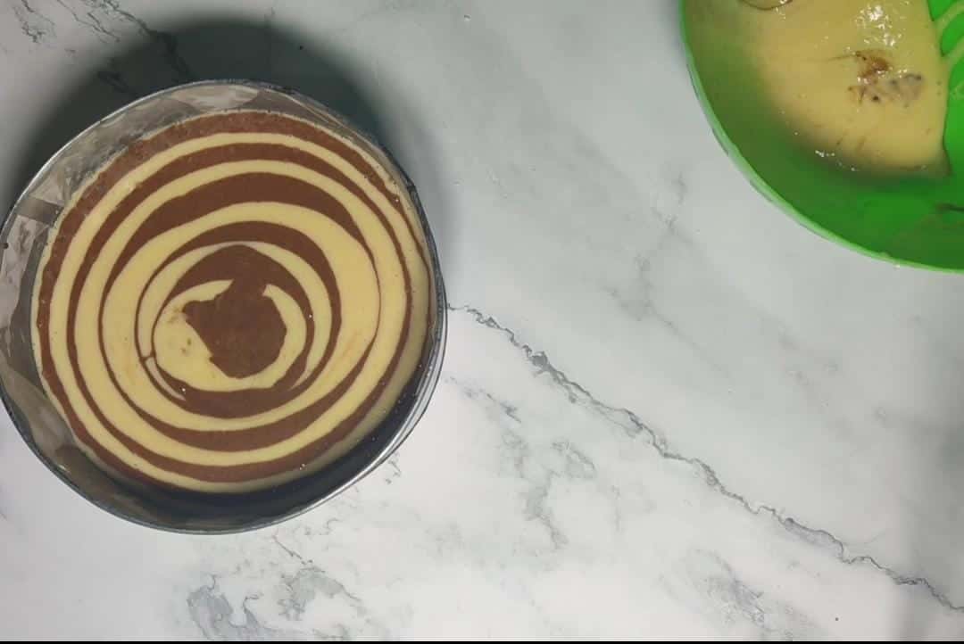Make the chocolate and vanilla swirls by adding the batters alternately.