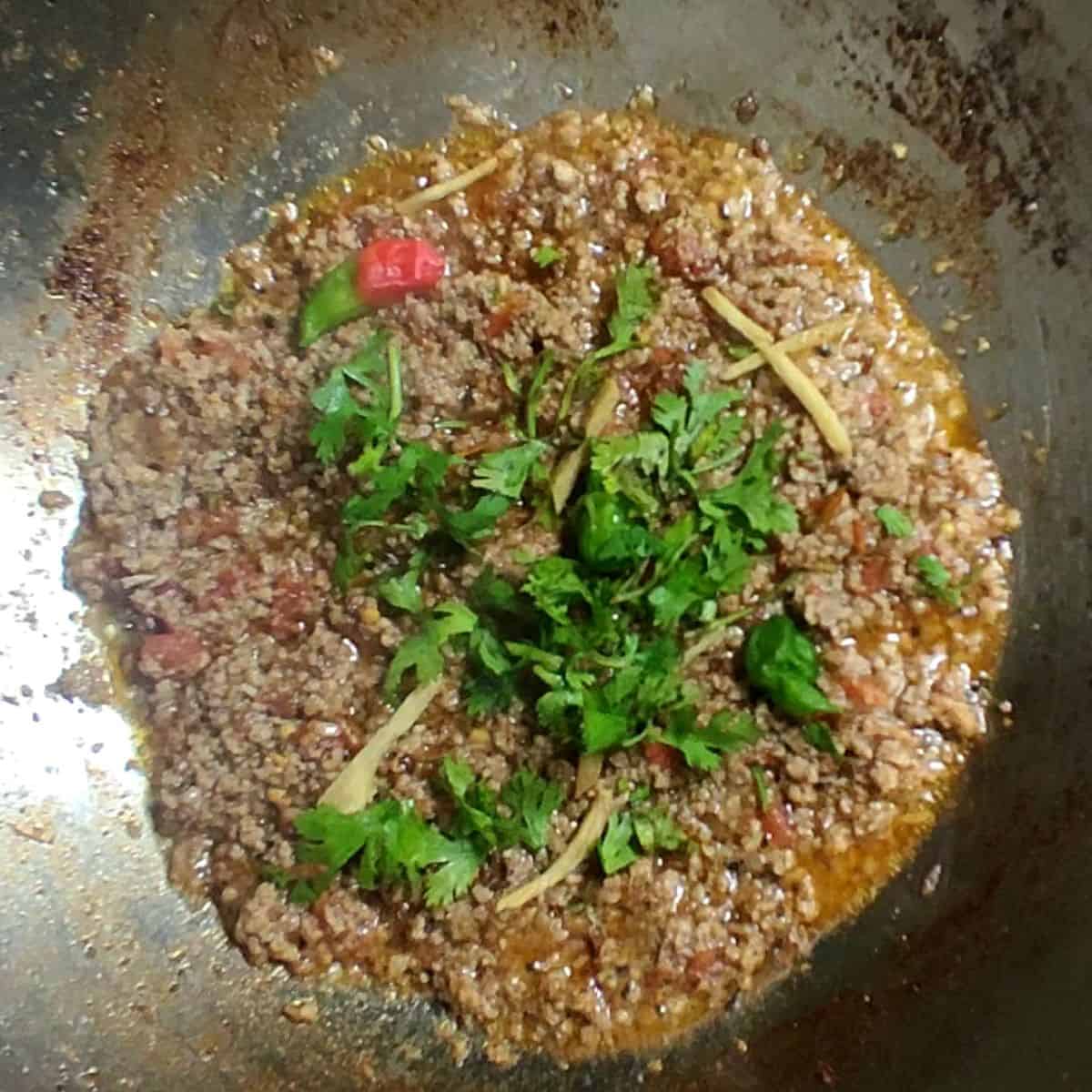 beef mince garhished with freshed coriander and ginger served in silve wok