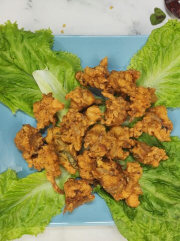 Chicken pakora served in platter with lettuce