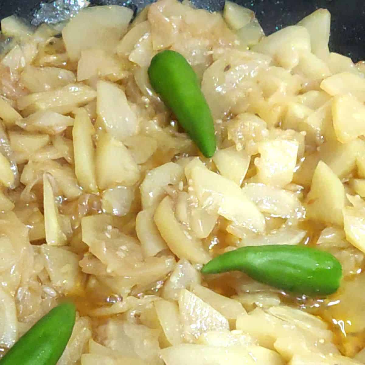 cooking lauki in pan and added green chillies