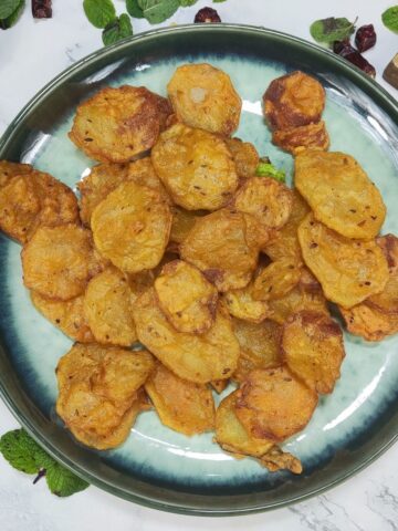 aloo pakora shown in plate with chutney on side