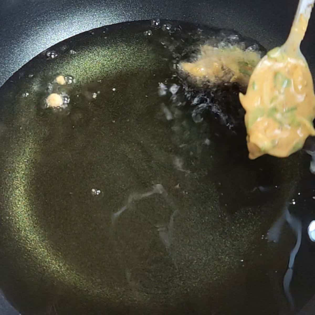 frying vegetable pakora in oil