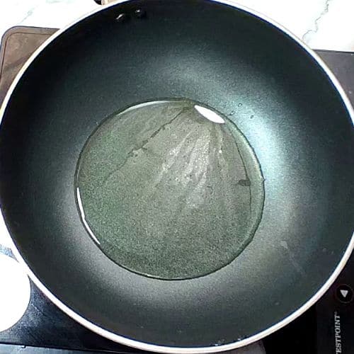 Oil heating in pan for moong gosht