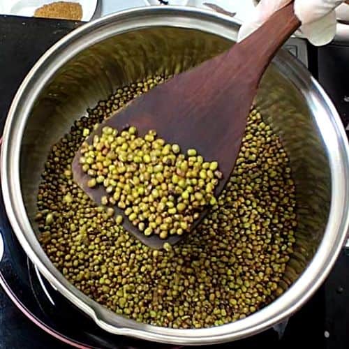 Dal combined with lamb in the pot