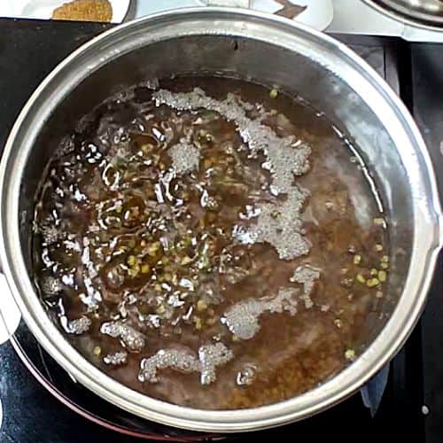 Dal and gosht merging in the pot
