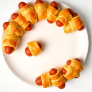 Delicious mini hot dogs wrapped in pastry, perfect for snacks or parties.