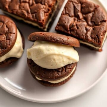 Delicious chewy brownie ice cream sandwiches with creamy vanilla ice cream filling. Perfect for dess.